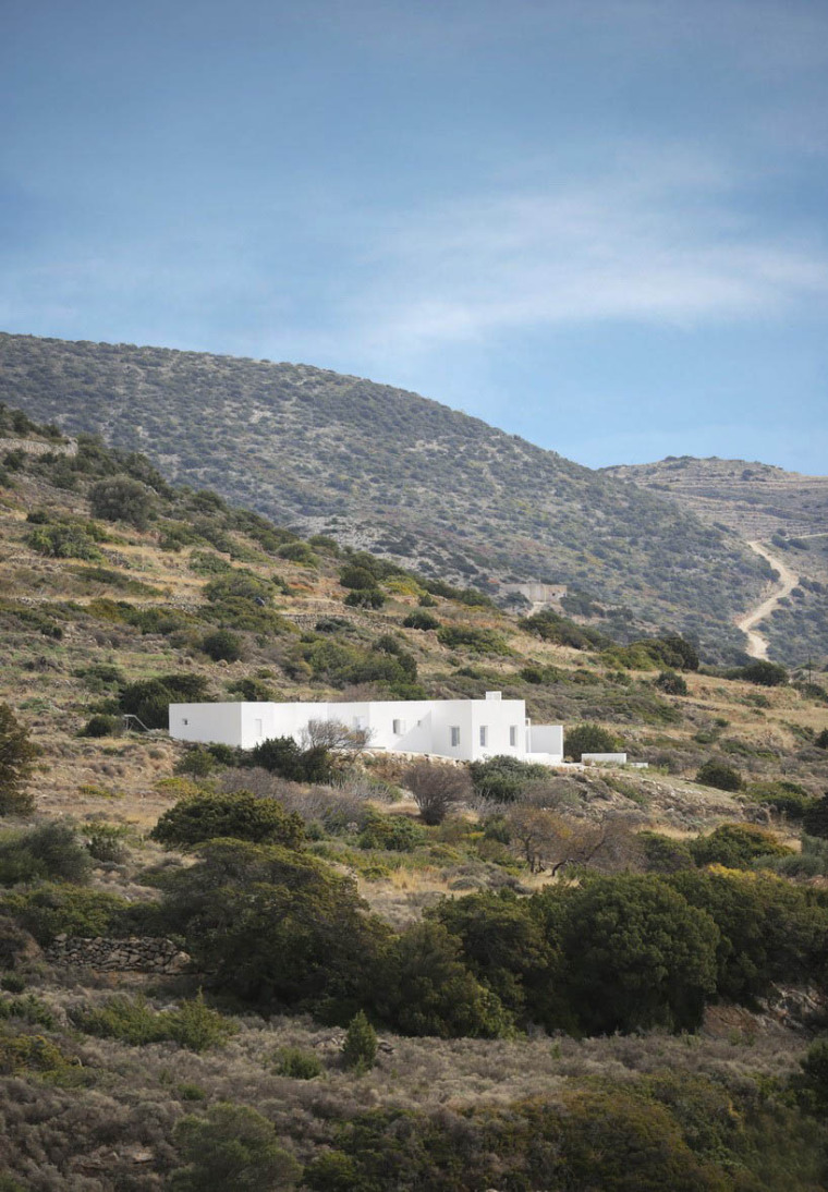 白色住宅庭院资料下载-希腊卡马利海滩旁的白色住宅