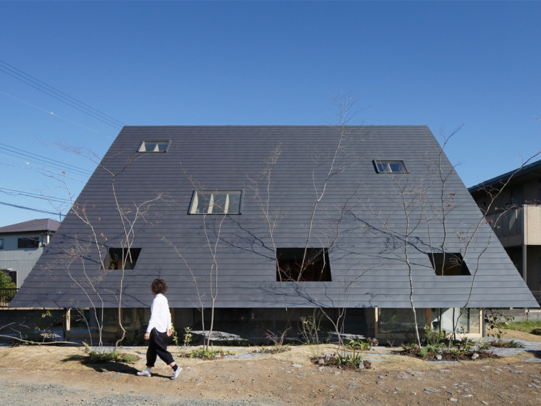 木头做的房檐图片资料下载-日本滨松屋檐住宅