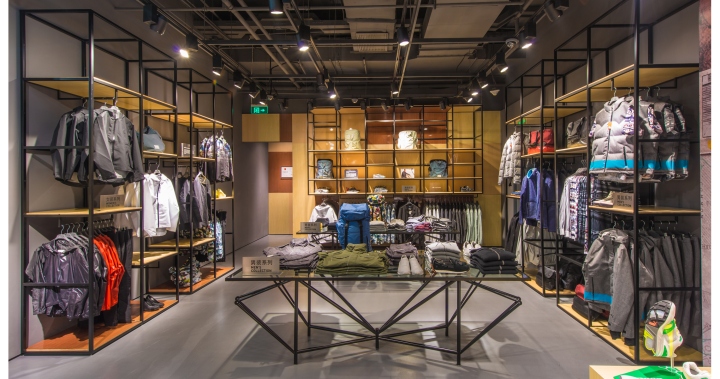 大阪彪马黑标系列运动产品商店