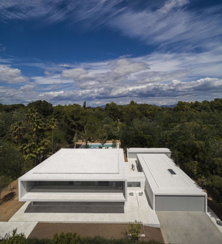 西班牙松树林中的住宅外部实景图-西班牙松树林中的住宅第5张图片