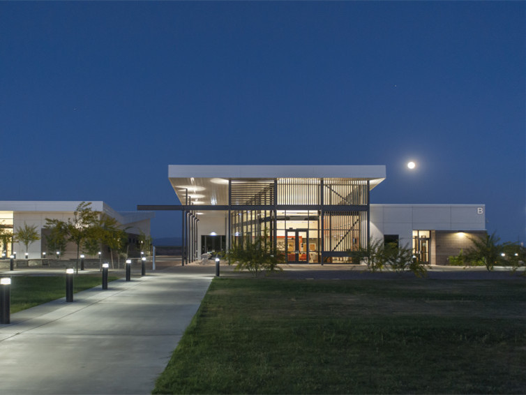 学生服务中心建筑方案资料下载-亚利桑那中央大学San校区学生服务中心