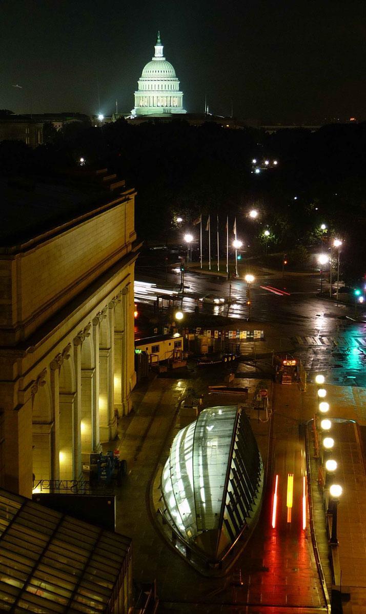 美国自行车换乘中心外部夜景实景-美国自行车换乘中心第4张图片