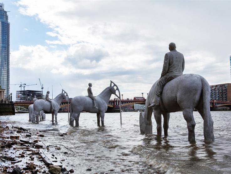 不锈钢山形雕塑资料下载-英国水中骑士雕塑
