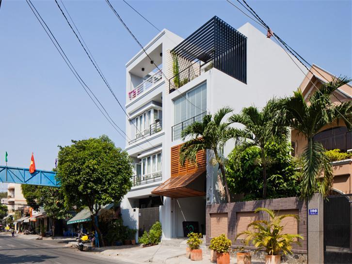 宽4米长20米建筑资料下载-越南百叶庇护下的住宅