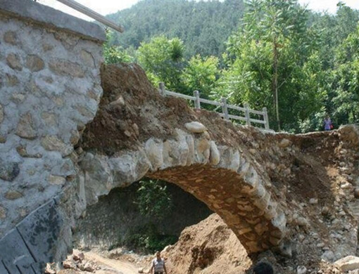 便民桥建好2小时就垮塌 “各负其责”成无人负责-便民桥建好2小时就垮塌.jpg