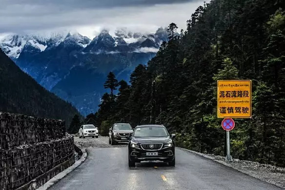 中国最难修的公路，117公里修了近50年,它为何这么难修？_8