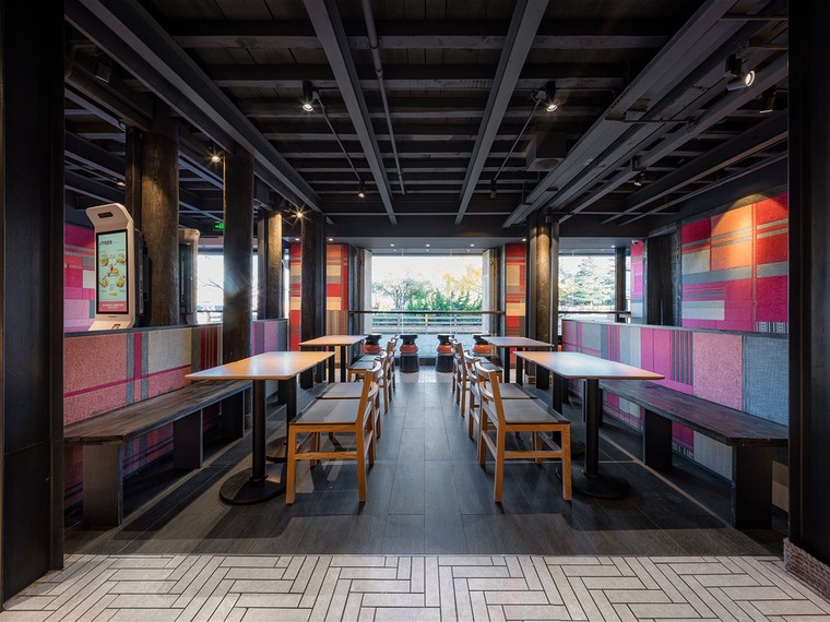 特色类广场设计资料下载-丽江肯德基玉河广场店