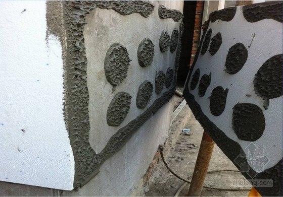 建筑工程外墙保温及外墙涂料施工工艺标准做法（图文并茂）-采用点粘法打胶 