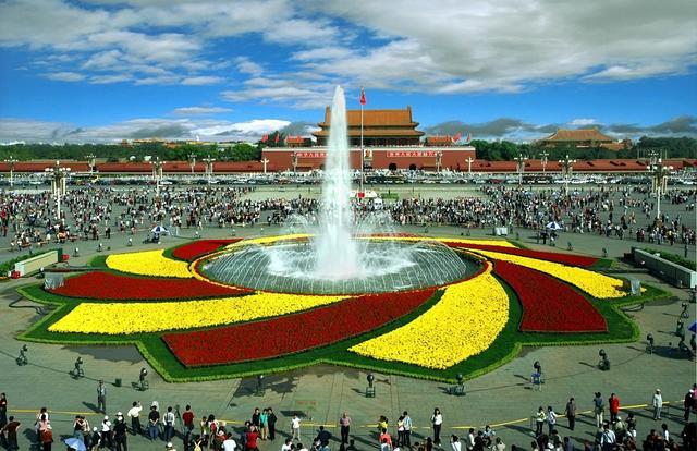 广场花坛景观资料下载-国庆节期间，天安门广场将再现17米高巨型花坛~