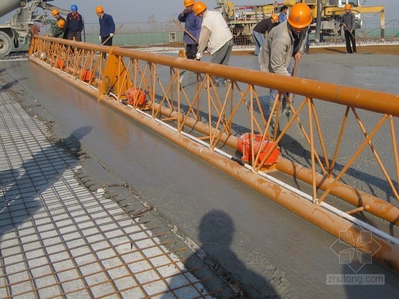桥面铺装施工缝资料下载-宽幅水泥混凝土桥面铺装层一次性成型施工工法