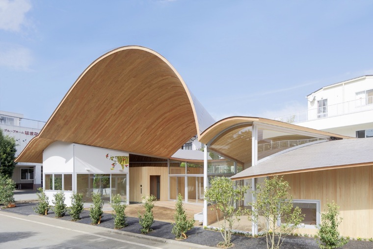 室内设计托儿所资料下载-日本不同屋顶曲线的Toranoko托儿所