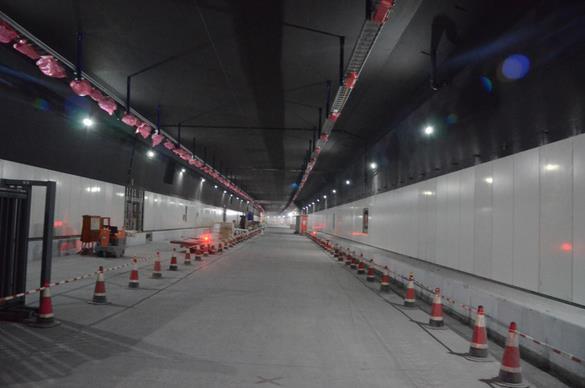 港珠澳大桥岛隧工程项目资料下载-港珠澳大桥海底隧道照明、消防等附属工程安装完成