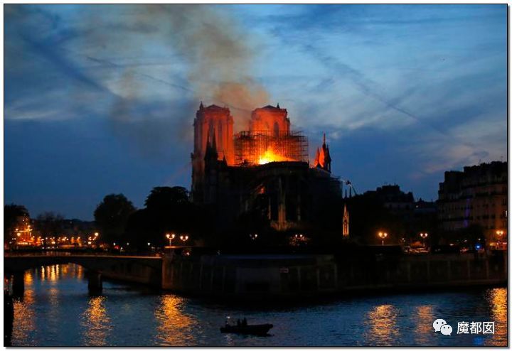 全人类痛哭！800年巴黎圣母院猛烈着火！塔楼撕裂轰然倒塌！_94