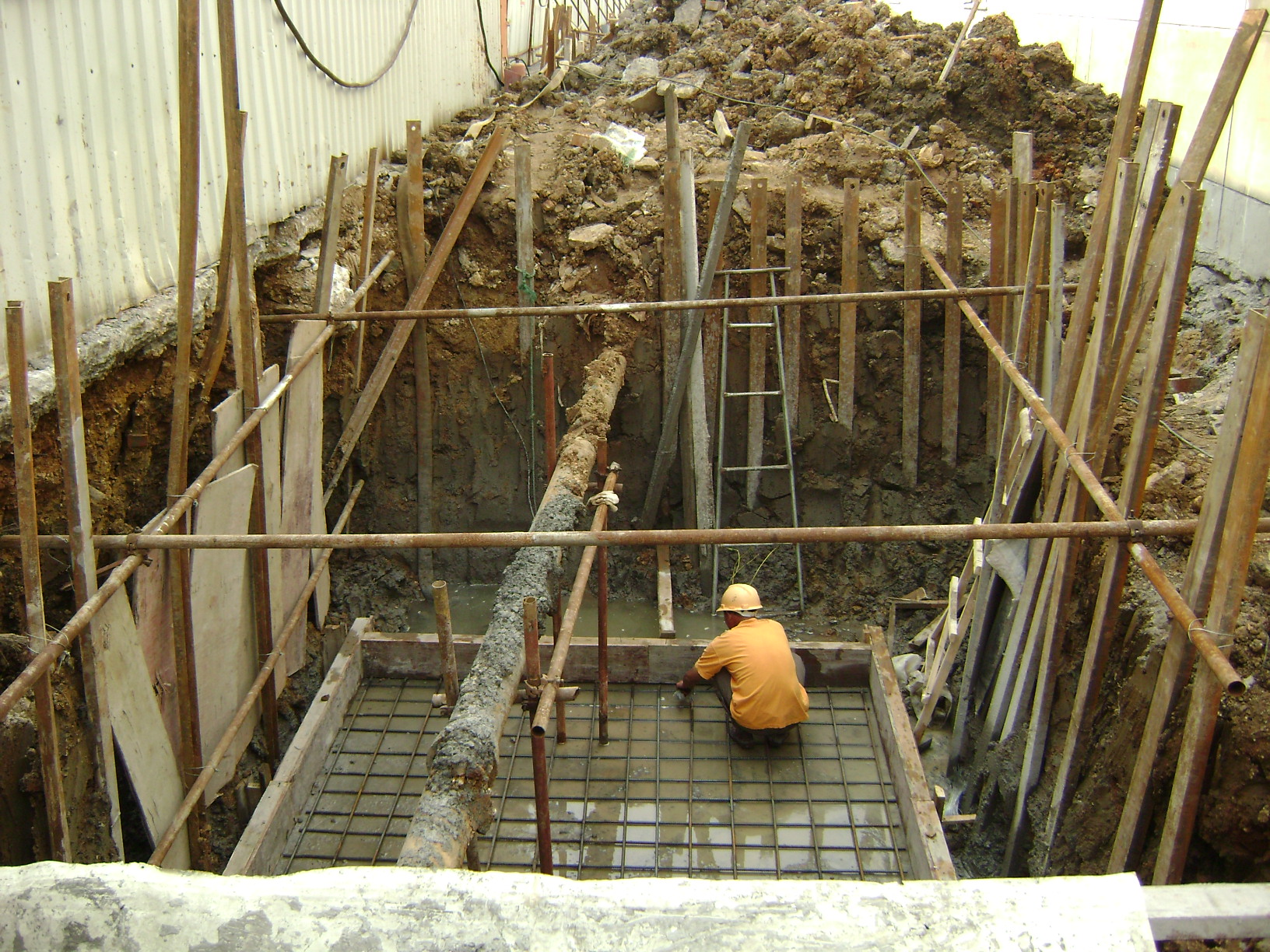 雨棚基础钢板桩维护