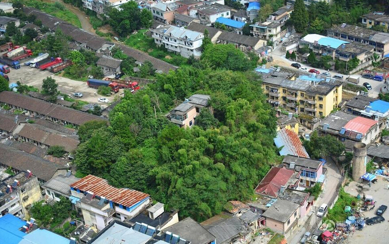 城市楼房模型资料下载-安徽闹市现山里人家，楼房建山顶