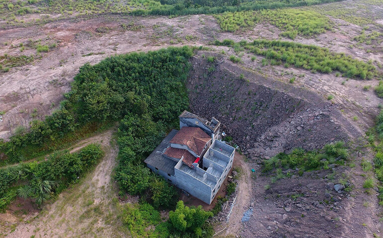 “钉子户”被困4年，屋旁又建3层楼房-2.jpg