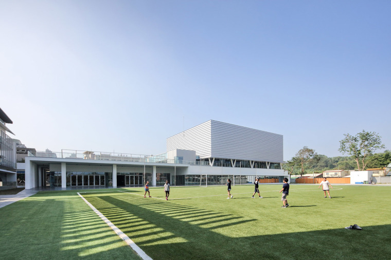 足球运动员3d模型资料下载-高雄美国学校运动中心