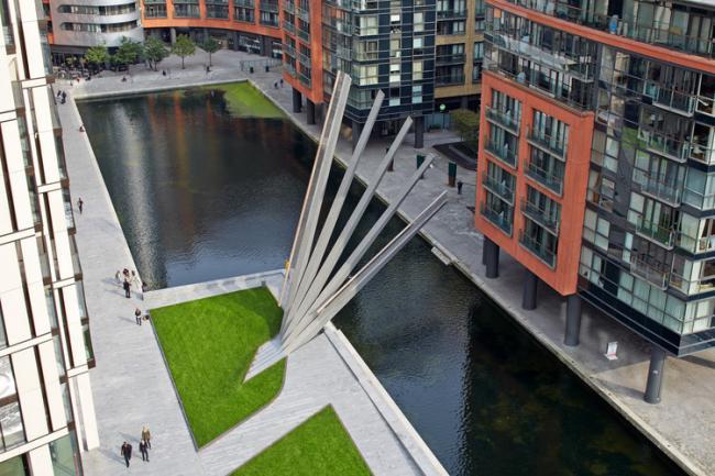 人行天桥栏杆su资料下载-伦敦活动的人行天桥设计