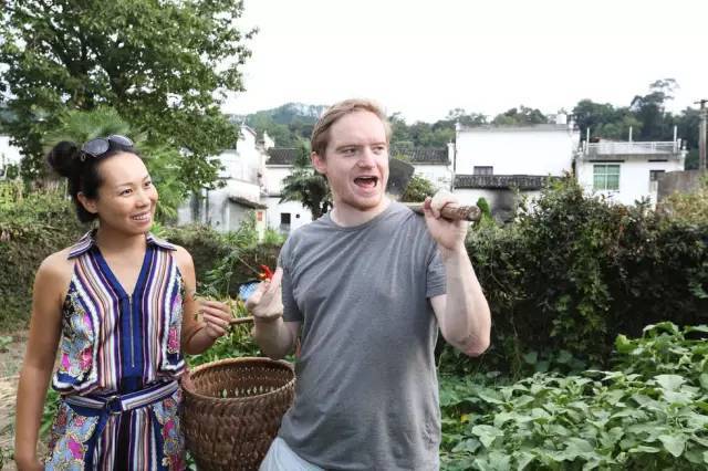 外国小伙牵手中国姑娘，花七百万买下古宅，建立自己的世外桃源_3