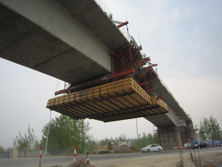 高铁连续梁桥0号块资料下载-新建高速铁路工程连续梁挂篮施工安全防护方案