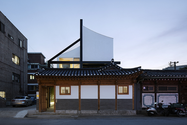 村镇传统住宅设计资料下载-漂浮在韩国传统住宅之上的扩建，对比简直不能再明显