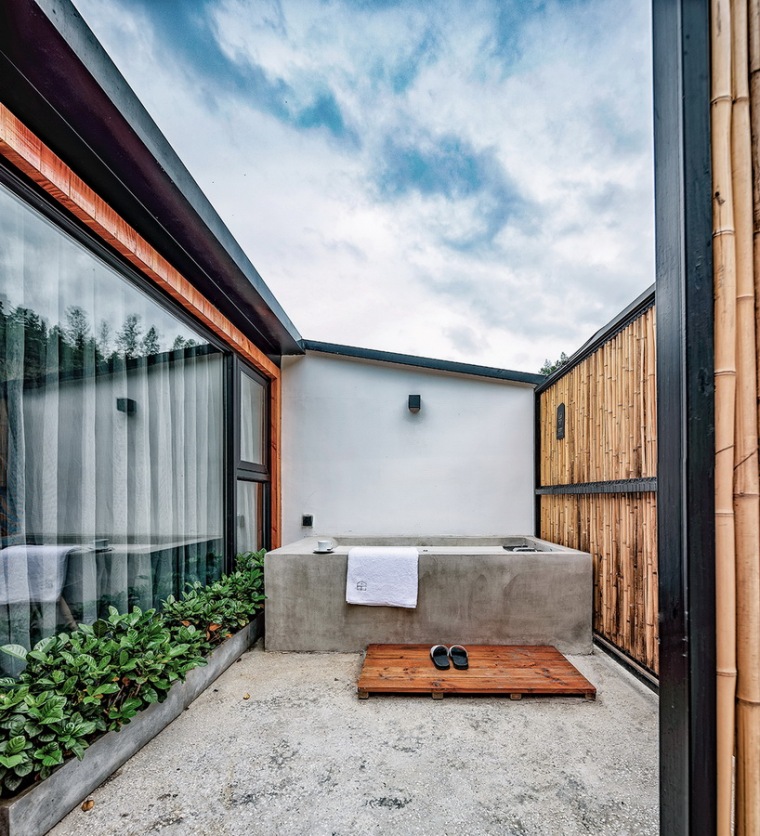 传统湘西风格结合现代材料—张家界·六甲设计酒店-Deluxe room terrace