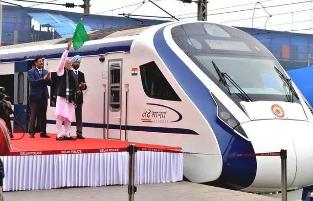 印度国产最快“半高铁”列车首秀次日出故障_1