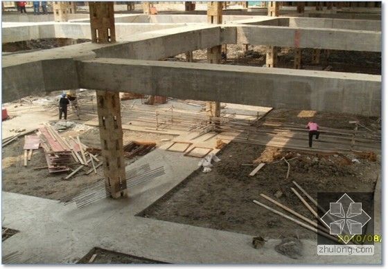 [江苏]超高层建筑26米深基坑工程综合施工技术总结（图文并茂 内容详实）-垫层施工