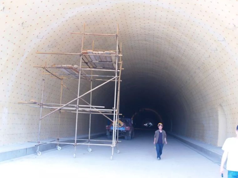 高速公路运营成本分析资料下载-高寒地区隧道保温防排水施工工法