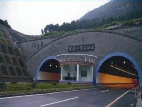 山体隧道施工技术资料下载-公路隧道施工难度及技术