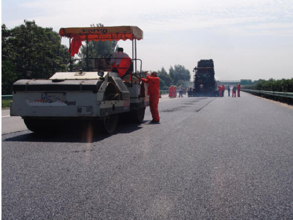 快速路交通标记资料下载-高速公路交通安全设施施工技术要点与质量控制