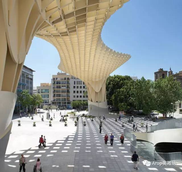 露天广场舞台资料下载-世界上最大木结构之一：西班牙都市阳伞
