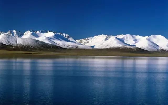 中国油画山水资料下载-天天在家葛优躺，不如去看中国最美的湖泊