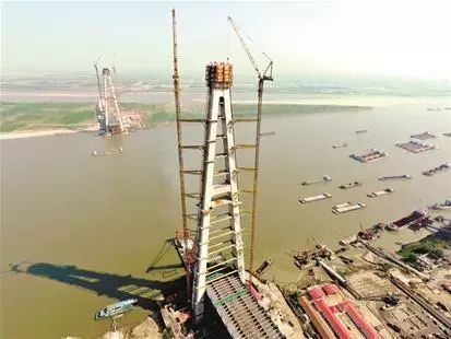 长江大桥封顶资料下载-武汉青山长江大桥南塔封顶 破世界A形塔高度纪录