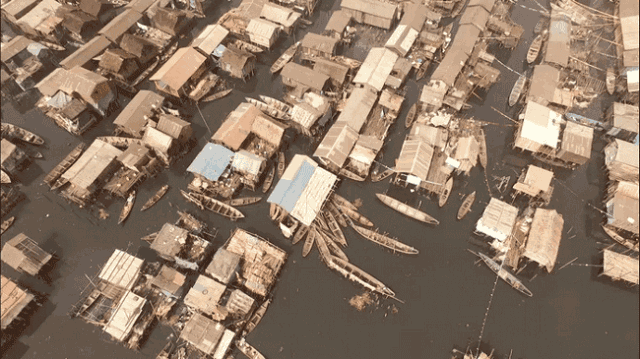 水上建筑群资料下载-非洲最大“海上贫民窟”里搭起的一座“漂浮学校”轰然倒塌？！