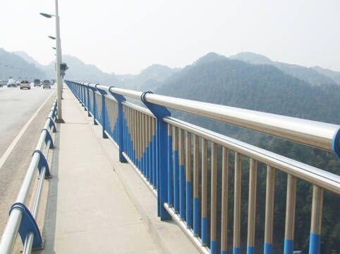 不锈钢护栏方案资料下载-不锈钢复合管护栏在路桥上的应用