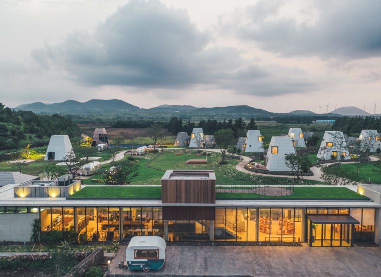 火山旅馆资料下载-仿佛散落平原的部族聚落：Around Follie社区