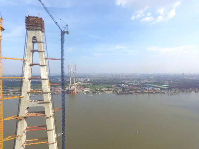 军山大桥图纸资料下载-武汉第十座长江大桥主塔封顶 刷新世界最高纪录