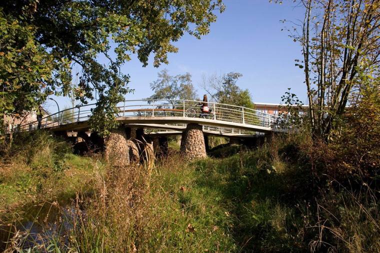现浇混凝土桥板资料下载-荷兰漫步桥景观