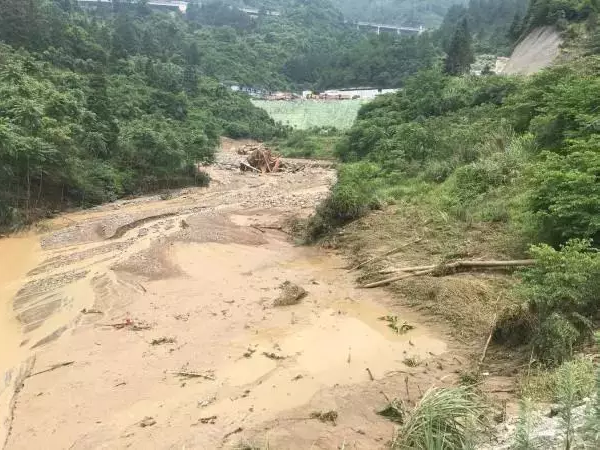 拦沙坝工程资料下载-贵南高铁朝阳隧道突水事故全过程回顾！