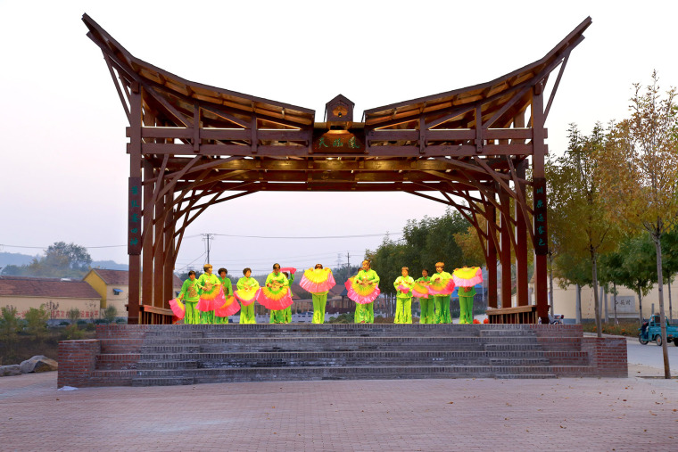 淄博山头村凤凰山山门与舞台景观-004-mountain-gate-and-stage-design-of-fenghuang-mountain-of-shantou-village-china-by-farmerson-architectschina-new-rural-planning-and-design