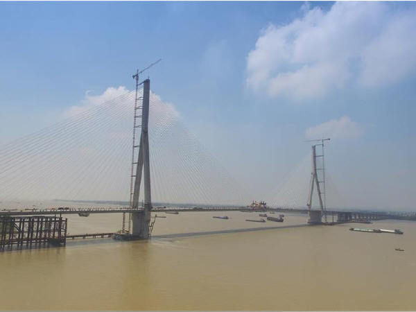 钢板混组合梁桥资料下载-世界最大跨径钢混叠合梁斜拉桥正式合龙