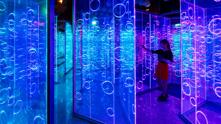 海南鲁能灯光艺术节-brut-deluxe-yuzhou-immersive-light-installation-designboom-09