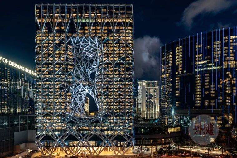 香港九龙丽思卡尔顿资料下载-扎哈又一遗作建成，曾被视为不可能建成的建筑