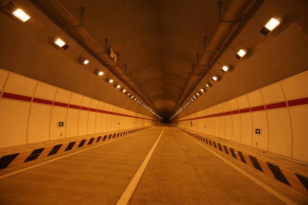 高速公路拦水带泄水口资料下载-高速公路隧道概述