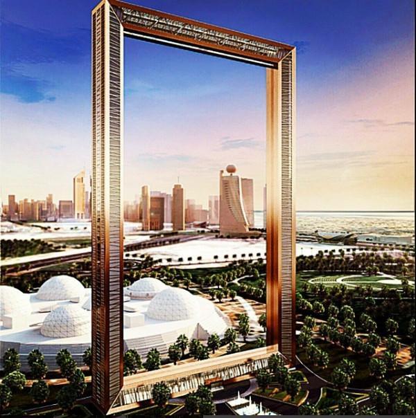 迪拜的迪拜帆船酒店资料下载-迪拜新地标完工！从建筑顶部可眺望整个迪拜全貌