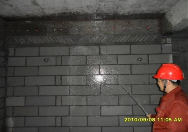 [山东]住宅小区项目内墙抹灰可视化技术交底（多图）-A9：抹灰前浇水湿润基面