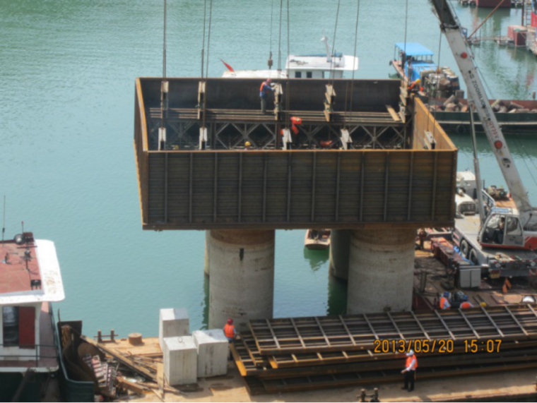 [宜昌]三峡库区深水桥梁主要施工技术介绍（共88页）-下放将钢吊箱