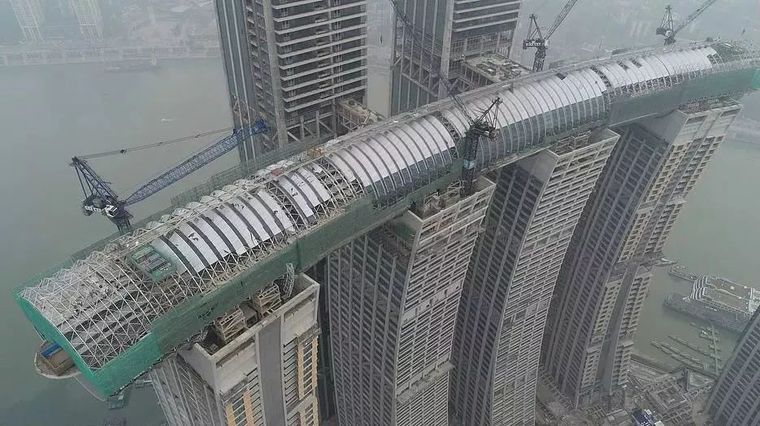 港珠澳旅检大楼资料下载-是桥？是楼？这座横着的建筑，真心把人惊着了！