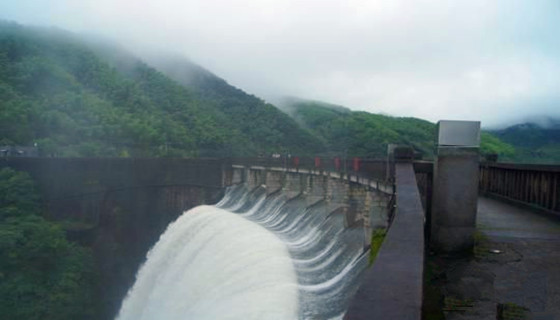 水库防汛标准化资料下载-暴雨突袭 浙江浦江水库防汛泄洪形成“飞瀑”